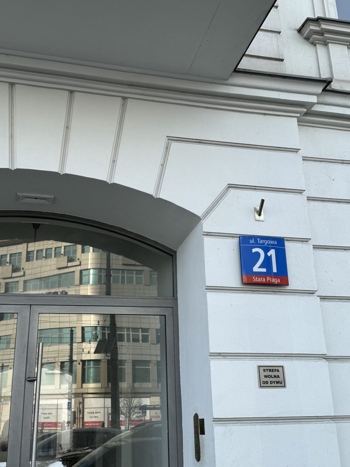 Wejście do kamienicy przy ul. Targowej 21 w Warszawie, siedziby kliniki KAMSKIN