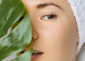 kobieta po zabiegu z wykorzystaniem stymulatorów tkankowych