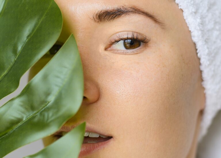 kobieta po zabiegu z wykorzystaniem stymulatorów tkankowych