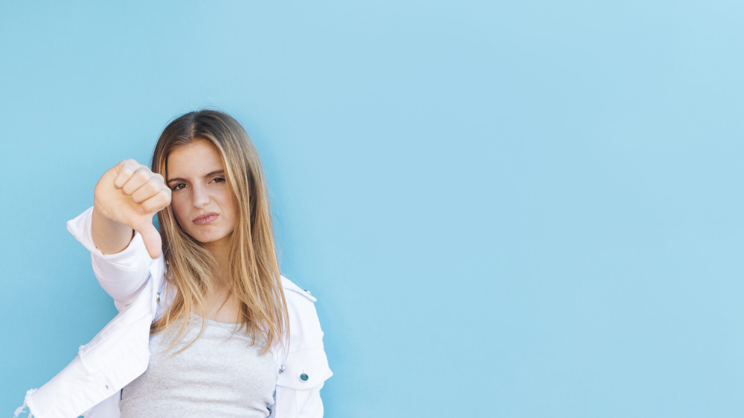 kosmetolog pokazująca kciuk w dół w sprawie przeciwwskazań do stosowania stymulatorów tkankowych