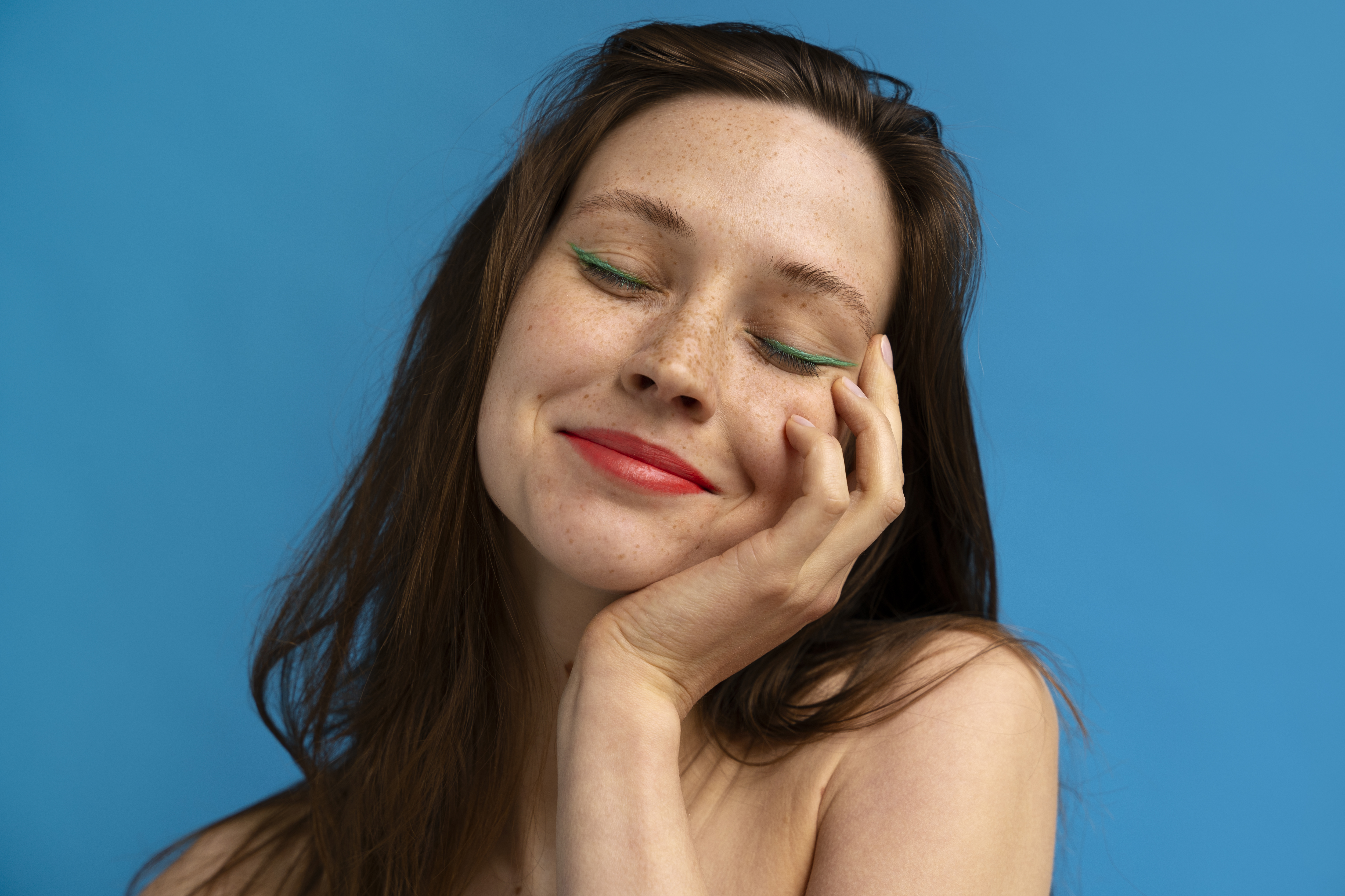 szczęśliwa kobieta po zabiegu lasera erbowi-szklanego